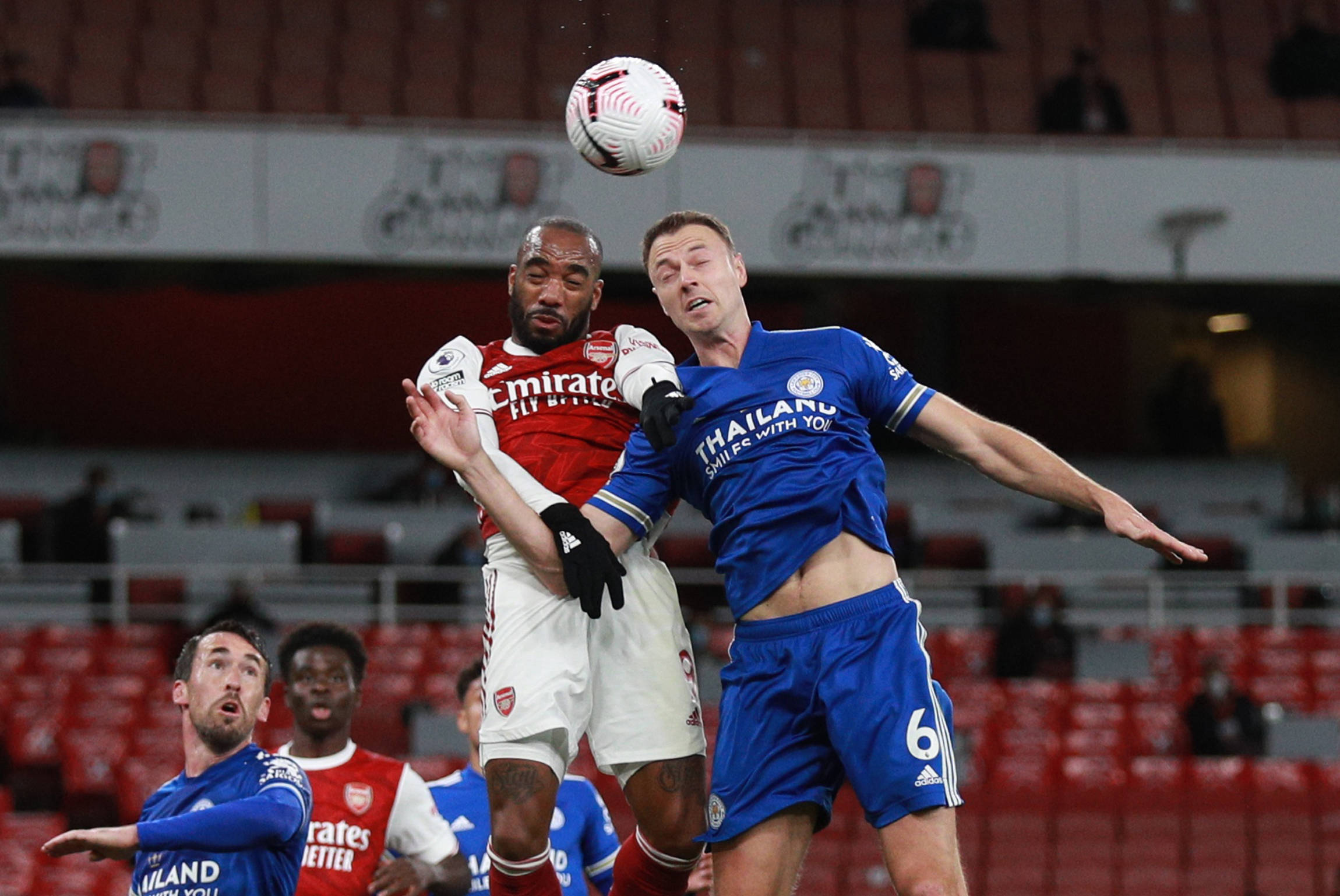 突发情况！镜报：球场中警报响起，球迷被要求离开安菲尔德球场.